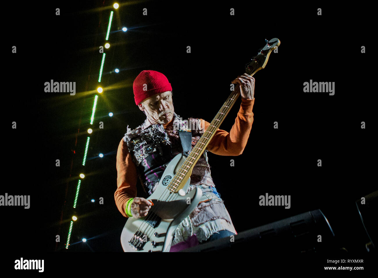Le Caire, Égypte. Mar 15, 2019. Le bassiste Flea réalise avec nous le groupe Red Hot Chili Peppers à des pyramides de Gizeh à l'extérieur du Caire. Credit : Gehad Hamdy/dpa/Alamy Live News Banque D'Images
