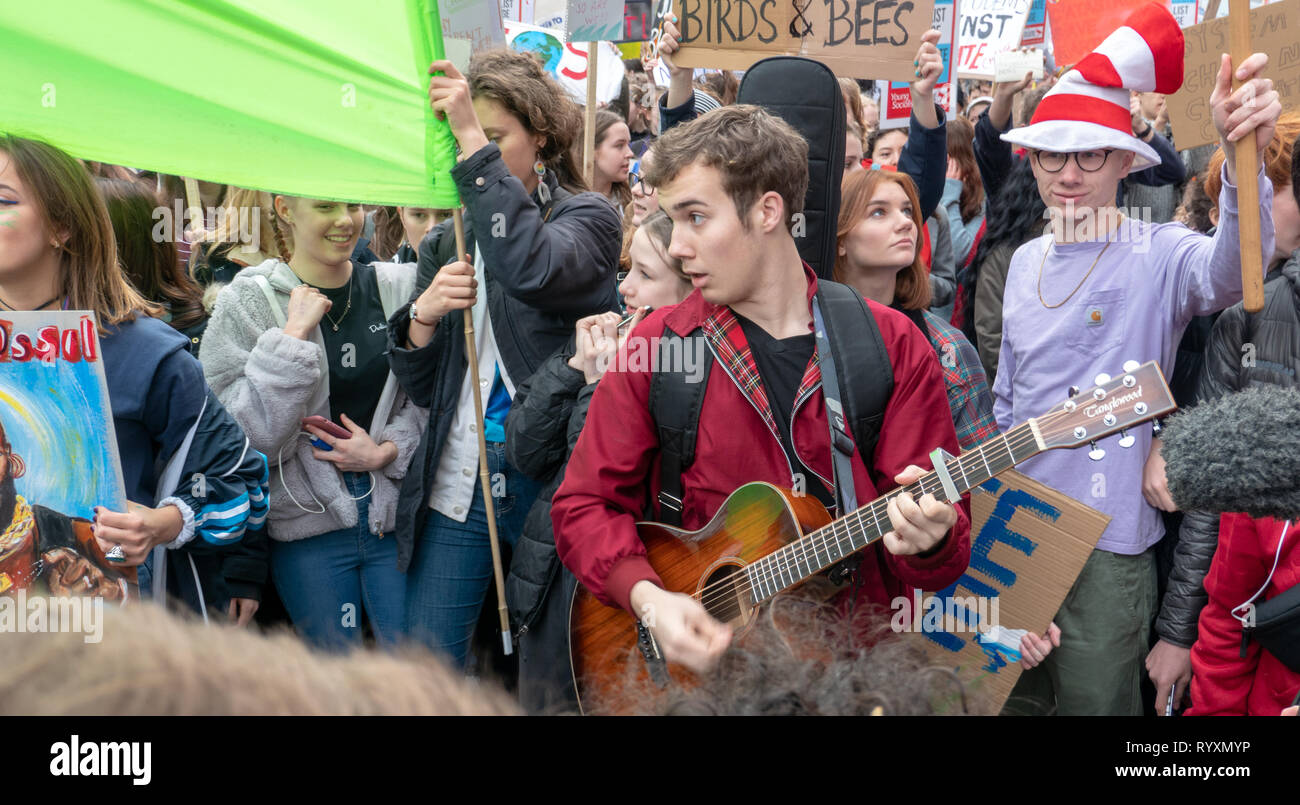 Londres, Royaume-Uni. 15 Mar 2019. Grève des étudiants pour le changement climatique au Parlament Square et Buckingam Palace Crédit : Vincenzo Lullo Crédit : jacob/Alamy Live News Banque D'Images