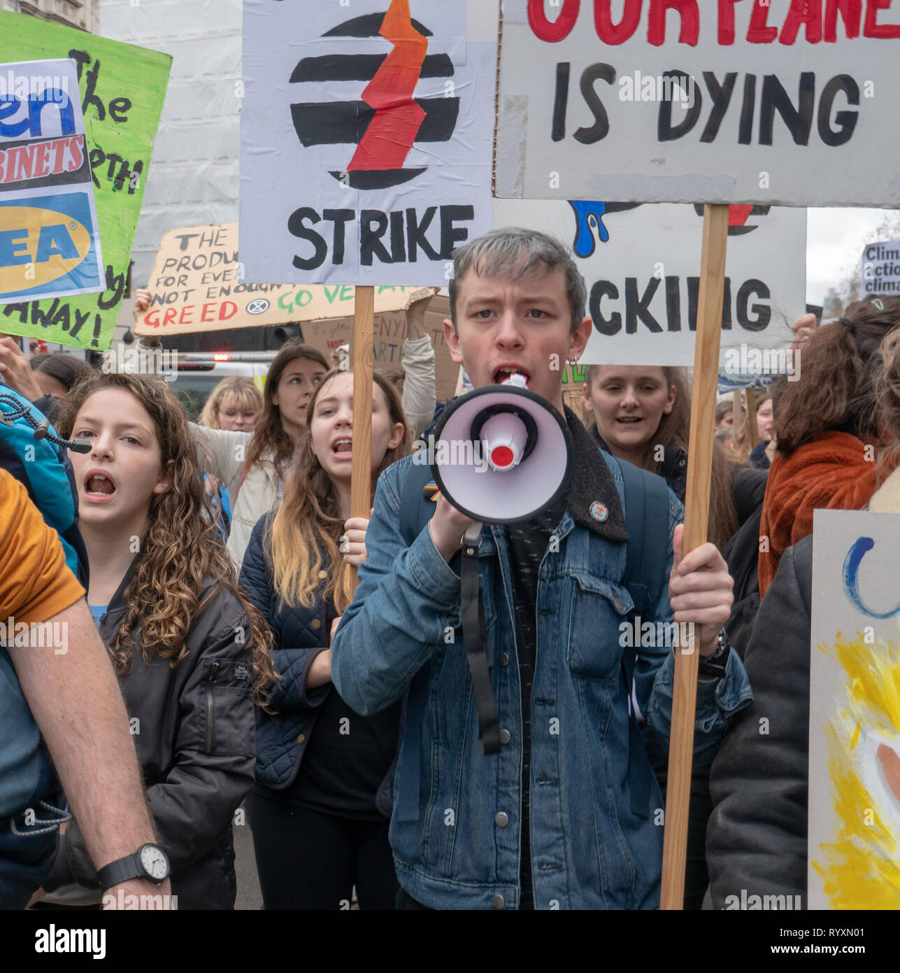 Londres, Royaume-Uni. 15 Mar 2019. Grève des étudiants pour le changement climatique au Parlament Square et Buckingam Palace Crédit : Vincenzo Lullo Crédit : jacob/Alamy Live News Banque D'Images