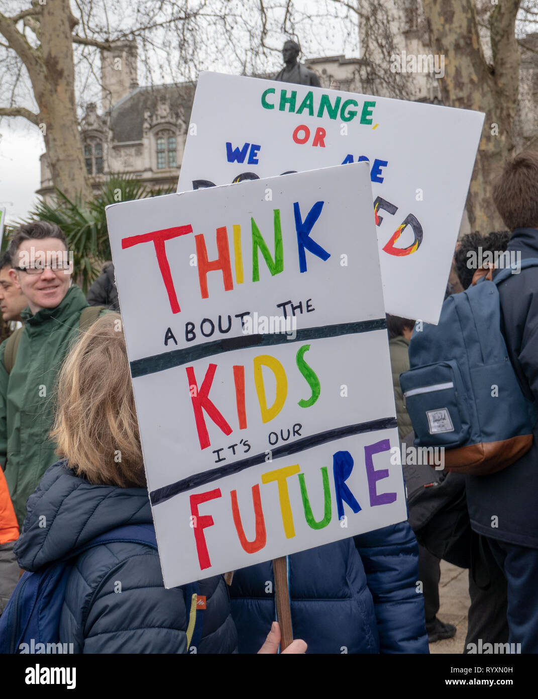 Londres, Royaume-Uni. 15 Mar 2019. Grève des étudiants pour le changement climatique au Parlament Square et Buckingam Palace Crédit : Vincenzo Lullo Crédit : jacob/Alamy Live News Banque D'Images