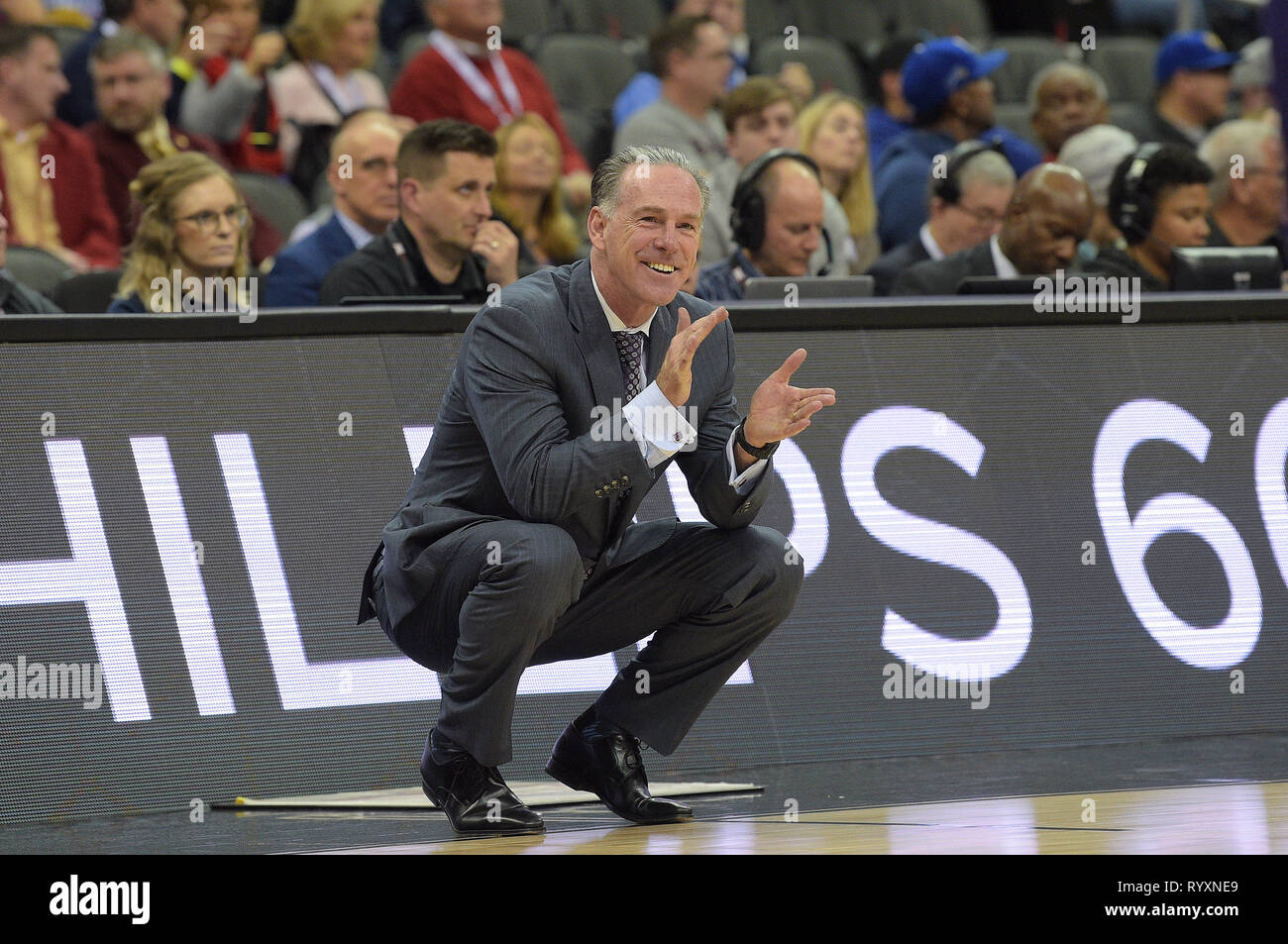 14 mars 2019 : TCU Horned Frogs entraîneur en chef Jamie Dixon sourit et applaudit les efforts de son Horned Frogs dans une perte de K-état au cours de la 2019 Phillips 66 Big 12 demi-finale du Championnat masculin de basketball match entre les Wildcats de l'État du Kansas et le TCU Horned Frogs au Sprint Center à Kansas City, Missouri. Kendall Shaw/CSM Banque D'Images