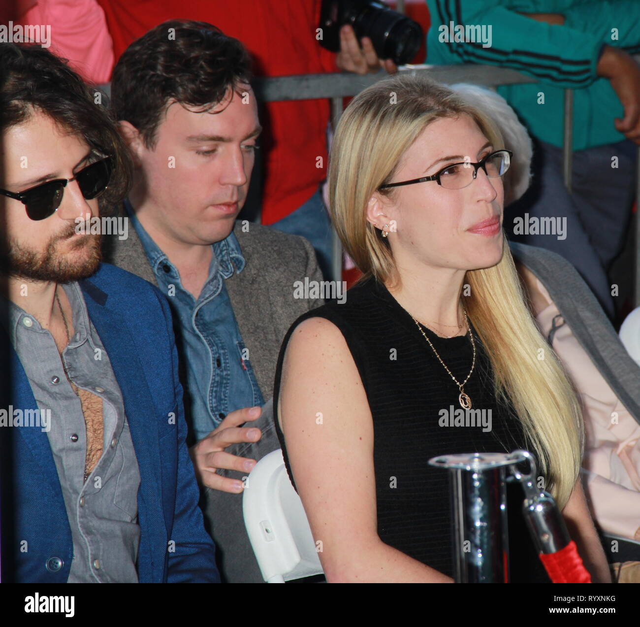 Hollywood, Californie, USA. Mar 13, 2019. J16039CHW.La Chambre de commerce de Hollywood honore Alvin et les Chipmunks avec une étoile sur le Hollywood Walk of Fame en célébration de leur 60e anniversaire ! .6600 Hollywood Boulevard en face de la Boutique Costume Toy & Hollywood, Hollywood, Californie, USA .03/14/2019 .MICHAEL BAGDASARIAN ET VANESSA BAGDASARIAN - PRODUCTEURS DE LES CHIPMUNKS . © H.Clinton Wallace/Photomundo/ International Inc Photos Credit : Clinton Wallace/Globe Photos/ZUMA/Alamy Fil Live News Banque D'Images