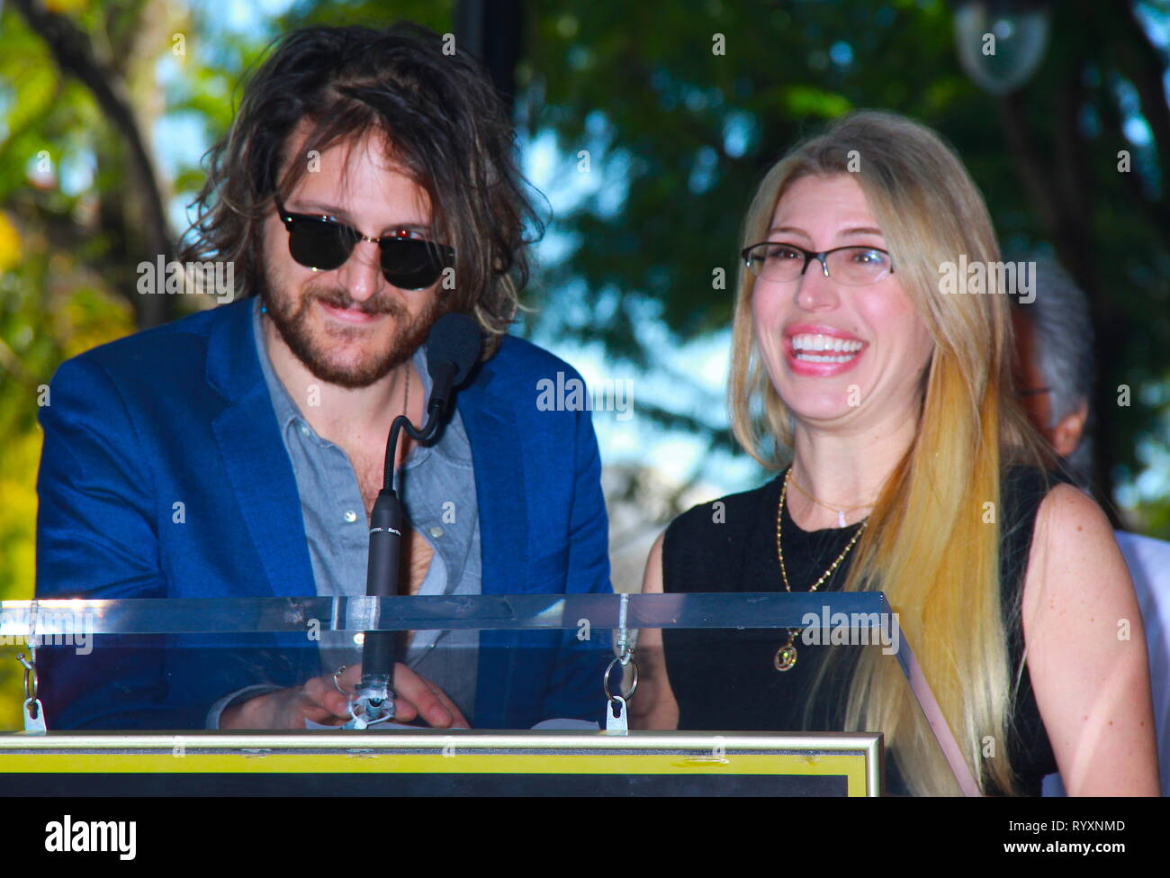 Hollywood, Californie, USA. Mar 13, 2019. J16039CHW.La Chambre de commerce de Hollywood honore Alvin et les Chipmunks avec une étoile sur le Hollywood Walk of Fame en célébration de leur 60e anniversaire ! .6600 Hollywood Boulevard en face de la Boutique Costume Toy & Hollywood, Hollywood, Californie, USA .03/14/2019 .MICHAEL BAGDASARIAN ET VANESSA BAGDASARIAN - PRODUCTEURS DE LES CHIPMUNKS . © H.Clinton Wallace/Photomundo/ International Inc Photos Credit : Clinton Wallace/Globe Photos/ZUMA/Alamy Fil Live News Banque D'Images