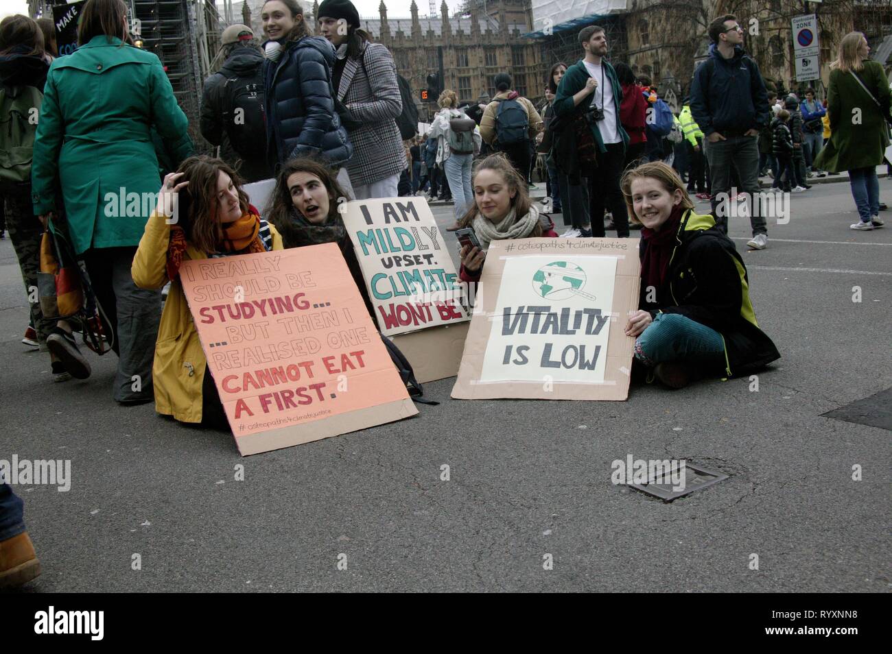 Londres, Royaume-Uni. 15 Mar 2019. À l'échelle du Royaume-Uni 2e grève de la jeunesse pour le climat apporte la place du Parlement et le pont de Westminster à l'arrêt après manifestants bloquer le trafic en deux grandes routes dans le domaine Crédit : Knelstrom Ltd/Alamy Live News Banque D'Images