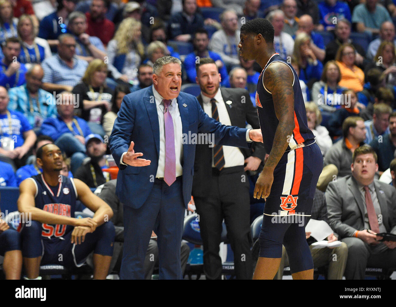 15 mars, 2019 ; l'entraîneur-chef des Tigres Auburn Bruce Pearl parle avec Auburn Tigers guard Samir Doughty (10) contre le Gamecocks Caroline du Sud au cours d'une série de championnat SEC match entre l'Auburn Tigers vs South Carolina Gamecocks chez Bridgestone Arena de Nashville, TN (Obligatoire Crédit Photo : Steve Roberts/Cal Sport Media) Banque D'Images