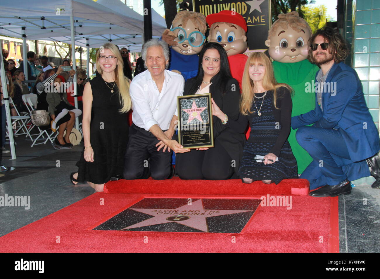 Hollywood, Californie, USA. Mar 13, 2019. J16039CHW.La Chambre de commerce de Hollywood honore Alvin et les Chipmunks avec une étoile sur le Hollywood Walk of Fame en célébration de leur 60e anniversaire ! .6600 Hollywood Boulevard en face de la Boutique Costume Toy & Hollywood, Hollywood, Californie, USA .03/14/2019 .HOLLYWOOD CHAMBER OF COMMERCE, PRÉSIDENT ET CHEF DE LA RANA GHADBAN AVEC VANESSA BAGDASARIAN, ROSS BAGDASARIAN, JANICE KARMAN ET MICHAEL BAGDASARIAN - LES PROPRIÉTAIRES ET LES PRODUCTEURS DES CHIPMUNKS . © H.Clinton Wallace/Photomundo/ Photos International Inc (crédit Image : © Clinton Wallace/Globe Phot Banque D'Images