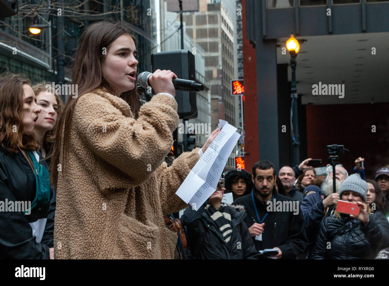 Chicago, USA. Mar 15, 2019. Dans le cadre du world wide 'jeunes' grève climatique un groupe animé de jeunes gens de la région de Chicago a quitté leurs écoles ce matin, rassemblés près du Field Museum et ont défilé dans Grant Park Plaza au fédéral dans la boucle, scandant leur engagement à mettre fin à la menace du changement climatique. Dans la place, les jeunes orateurs, principalement des étudiants d'écoles secondaires de la région, a exhorté la foule à demander des comptes au gouvernement par 'd'à voter, se présenter aux élections, et leur vote out' si les élus de refuser que le changement climatique est une menace. Crédit : Matthieu Kaplan/Alamy L Banque D'Images