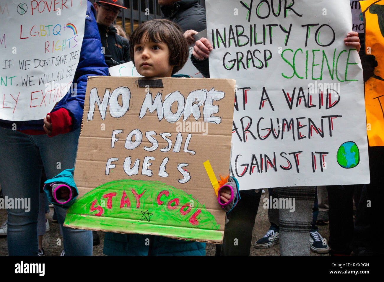 Chicago, USA. Mar 15, 2019. Dans le cadre du world wide 'jeunes' grève climatique un groupe animé de jeunes gens de la région de Chicago a quitté leurs écoles ce matin, rassemblés près du Field Museum et ont défilé dans Grant Park Plaza au fédéral dans la boucle, scandant leur engagement à mettre fin à la menace du changement climatique. Dans la place, les jeunes orateurs, principalement des étudiants d'écoles secondaires de la région, a exhorté la foule à demander des comptes au gouvernement par 'd'à voter, se présenter aux élections, et leur vote out' si les élus de refuser que le changement climatique est une menace. Crédit : Matthieu Kaplan/Alamy L Banque D'Images