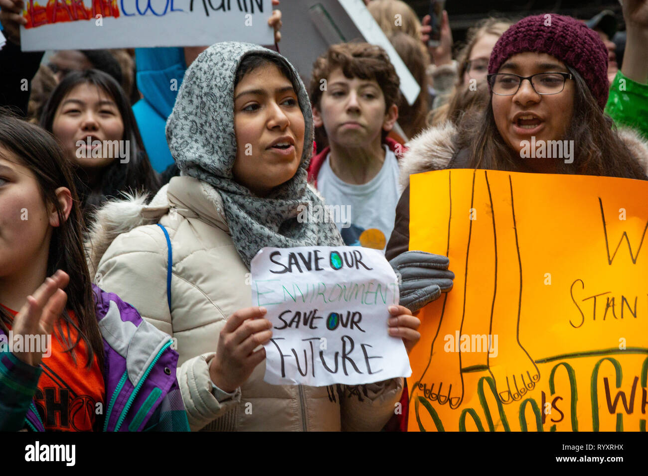 Chicago, USA. Mar 15, 2019. Dans le cadre du world wide 'jeunes' grève climatique un groupe animé de jeunes gens de la région de Chicago a quitté leurs écoles ce matin, rassemblés près du Field Museum et ont défilé dans Grant Park Plaza au fédéral dans la boucle, scandant leur engagement à mettre fin à la menace du changement climatique. Dans la place, les jeunes orateurs, principalement des étudiants d'écoles secondaires de la région, a exhorté la foule à demander des comptes au gouvernement par 'd'à voter, se présenter aux élections, et leur vote out' si les élus de refuser que le changement climatique est une menace. Crédit : Matthieu Kaplan/Alamy L Banque D'Images