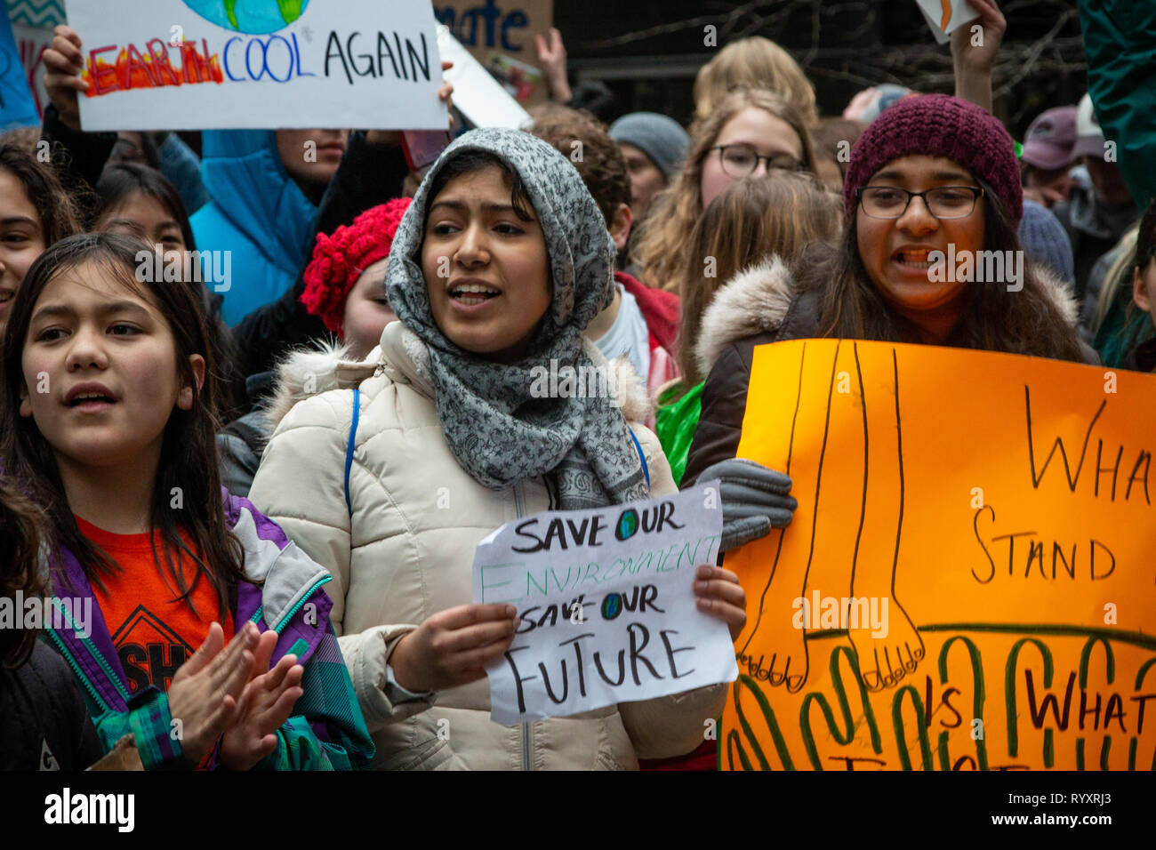 Chicago, USA. Mar 15, 2019. Dans le cadre du world wide 'jeunes' grève climatique un groupe animé de jeunes gens de la région de Chicago a quitté leurs écoles ce matin, rassemblés près du Field Museum et ont défilé dans Grant Park Plaza au fédéral dans la boucle, scandant leur engagement à mettre fin à la menace du changement climatique. Dans la place, les jeunes orateurs, principalement des étudiants d'écoles secondaires de la région, a exhorté la foule à demander des comptes au gouvernement par 'd'à voter, se présenter aux élections, et leur vote out' si les élus de refuser que le changement climatique est une menace. Crédit : Matthieu Kaplan/Alamy L Banque D'Images