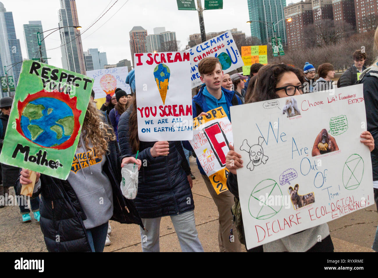 Chicago, USA. Mar 15, 2019. Dans le cadre du world wide 'jeunes' grève climatique un groupe animé de jeunes gens de la région de Chicago a quitté leurs écoles ce matin, rassemblés près du Field Museum et ont défilé dans Grant Park Plaza au fédéral dans la boucle, scandant leur engagement à mettre fin à la menace du changement climatique. Dans la place, les jeunes orateurs, principalement des étudiants d'écoles secondaires de la région, a exhorté la foule à demander des comptes au gouvernement par 'd'à voter, se présenter aux élections, et leur vote out' si les élus de refuser que le changement climatique est une menace. Crédit : Matthieu Kaplan/Alamy L Banque D'Images