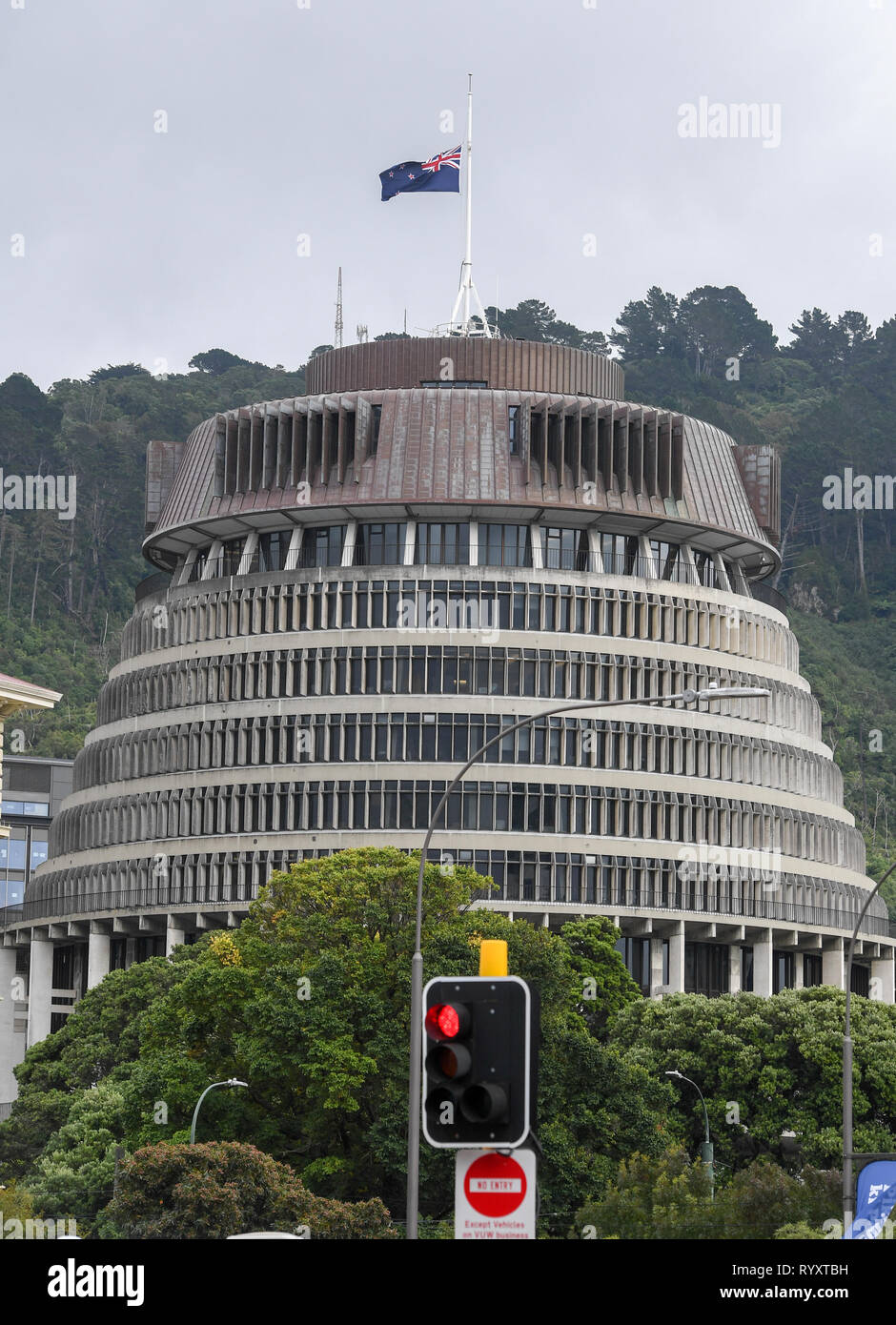 Wellington, Nouvelle-Zélande. Mar 16, 2019. Un nouveau drapeau national de la Nouvelle-Zélande vole en berne devant les édifices du parlement à Wellington, capitale de la Nouvelle-Zélande, le 16 mars 2019. Des hommes armés ont ouvert le feu dans deux mosquées à Christchurch le vendredi, tuant 49 personnes et blessant 48 autres. Credit : Guo Lei/Xinhua/Alamy Live News Banque D'Images