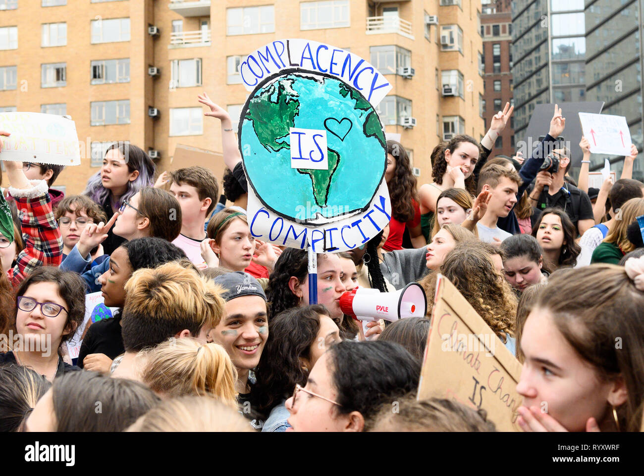 Un écriteau vu parmi les manifestants pendant la grève des jeunes pour le climat à Columbus Circle à New York City, New York. Banque D'Images