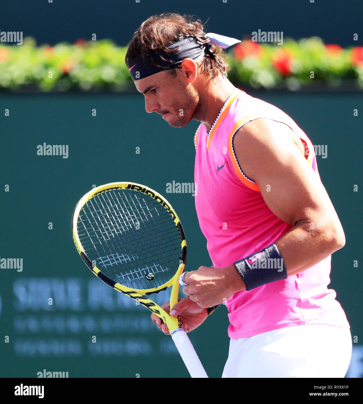 Indian Wells, Etats-Unis. Mar 15, 2019. Rafael Nadal d'Espagne réagit au  cours du match quart masculin contre Karen Khachanov de Russie au BNP  Paribas Open de tennis à Indian Wells, États-Unis, le
