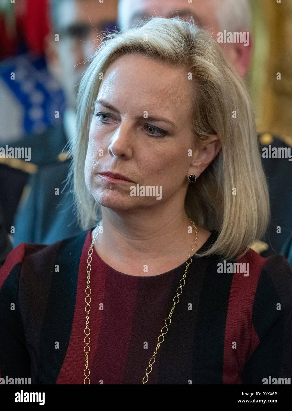 United States Secretary of Homeland Security (DHS) Kirstjen Nielsen regarde nous Président Donald J. Trump fait une déclaration avant de signer la déclaration de la loi veto adopté par le Congrès pour bloquer l'urgence nationale, il a déclaré plus tôt pour financer la frontière sud retardé mur dans le bureau ovale de la Maison Blanche à Washington, DC le vendredi, Mars 15, 2019. Credit : Ron Sachs/CNP /MediaPunch Banque D'Images