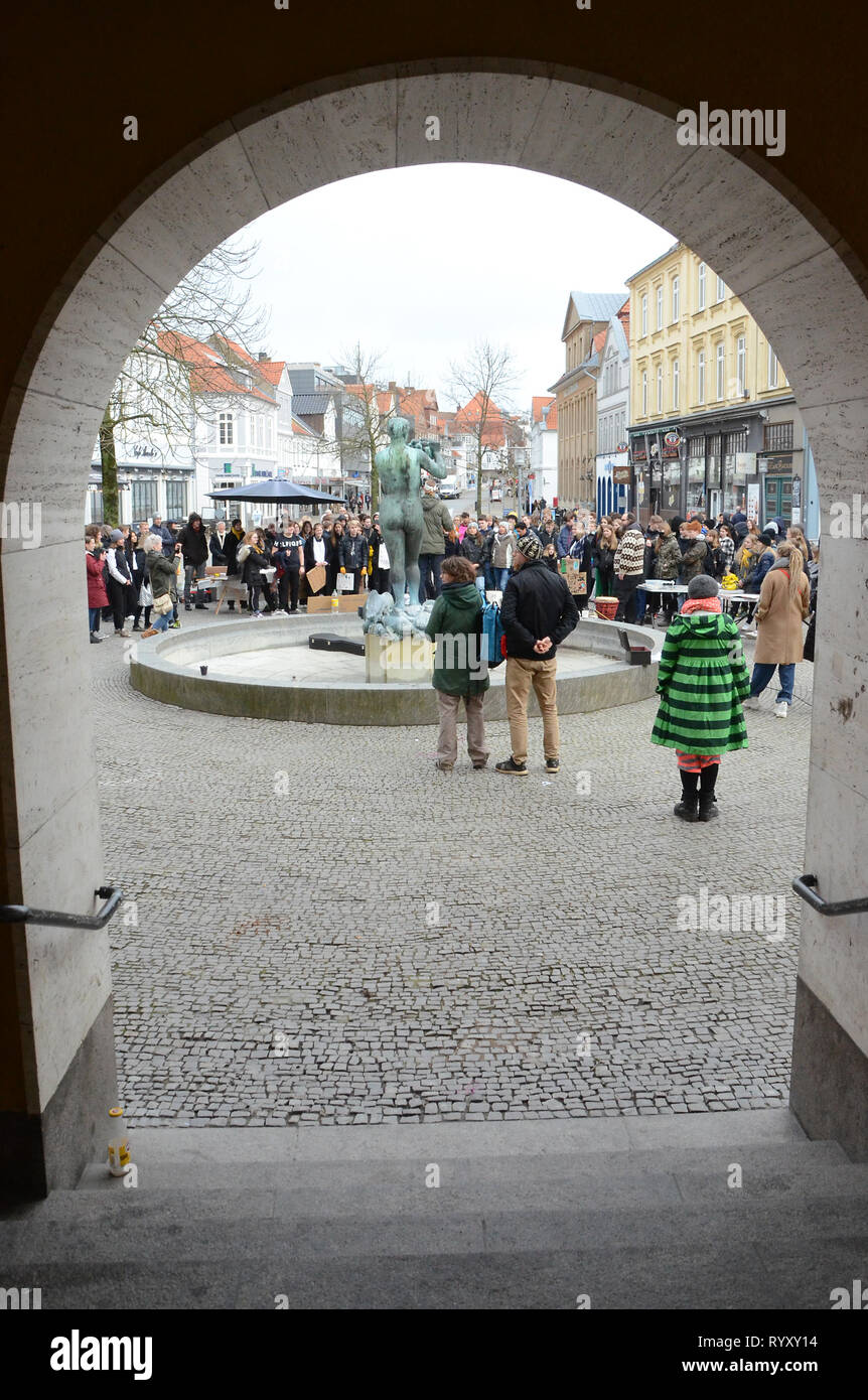 Sonderborg, Danemark - 15 mars 2019 : les écoliers en grève pour le climat à l'hôtel de ville de : Kim Christensen/Alamy Live News Banque D'Images