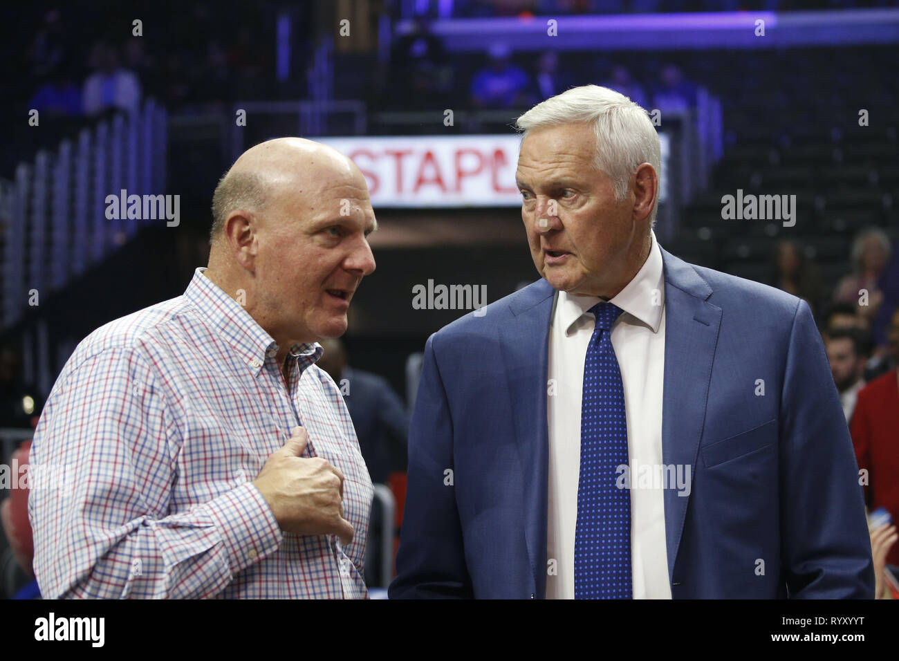 Los Angeles, Californie, USA. Mar 15, 2019. Steve Ballmer, gauche, et Gerry West assister à un match de basket NBA entre les Los Angeles Clippers et Chicago Bulls Vendredi, 15 mars 2019, à Los Angeles. Les Clippers gagné 128-121. Ringo : crédit Chiu/ZUMA/Alamy Fil Live News Banque D'Images