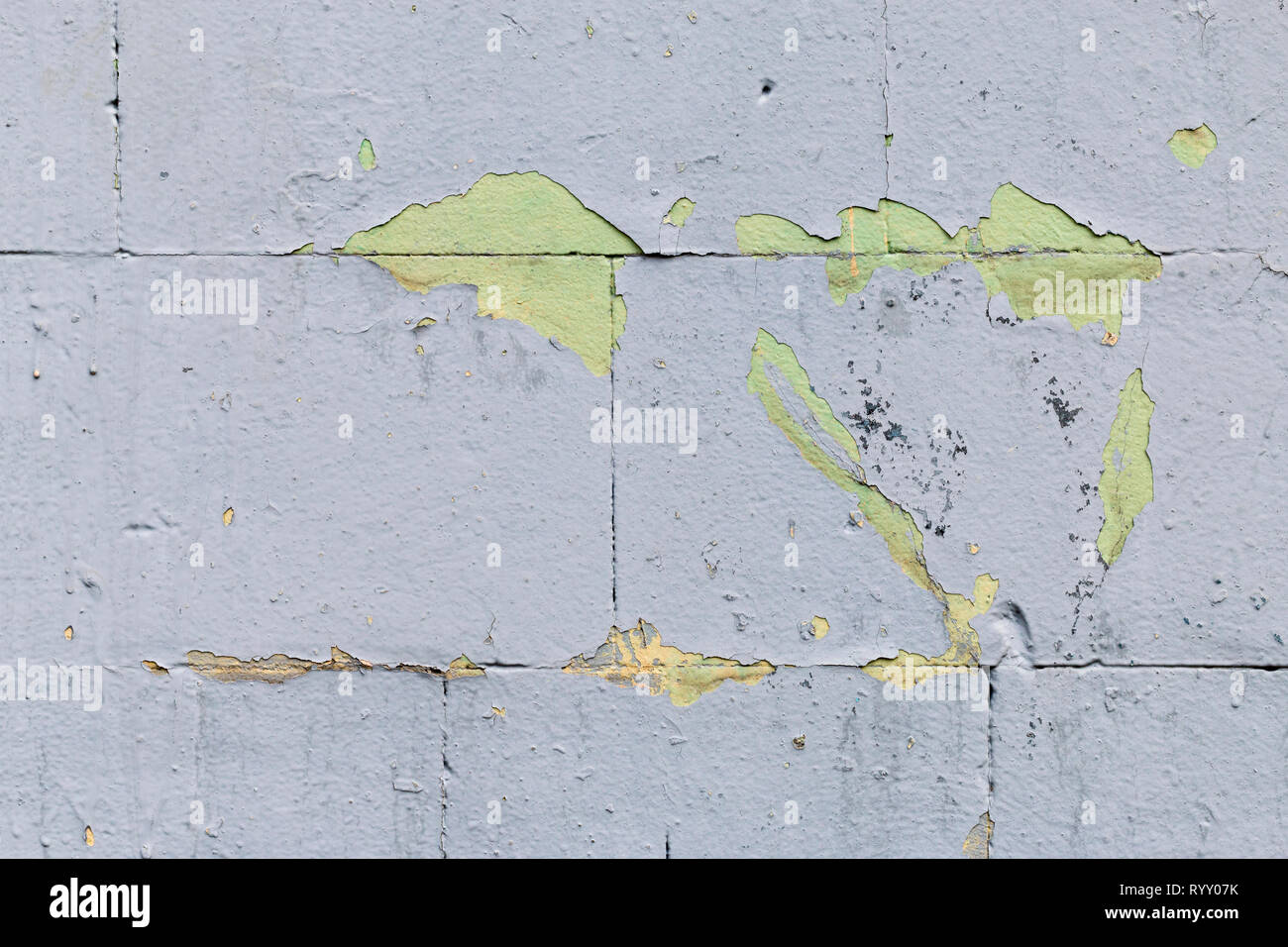 La texture, la lumière d'arrière-plan de mur gris. Fragment de Mur vieilli avec les rayures et les fissures Banque D'Images