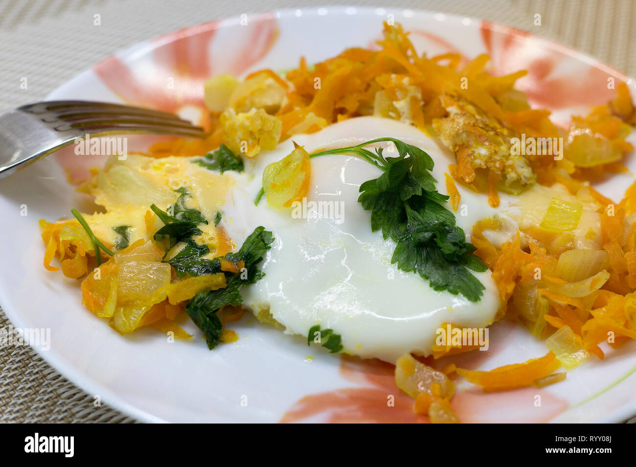 Accueil déjeuner d'œufs brouillés, de légumes, de fromage et de persil Banque D'Images