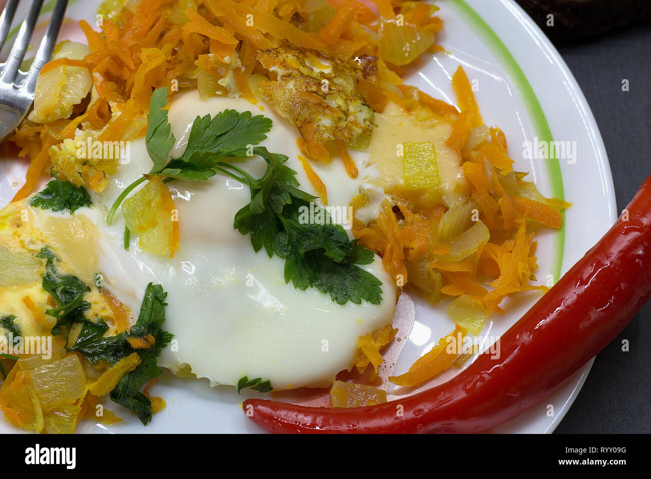 Accueil dîner sain d'œuf frit, légumes, fromage et red hot chili pepper pour une bonne digestion Banque D'Images