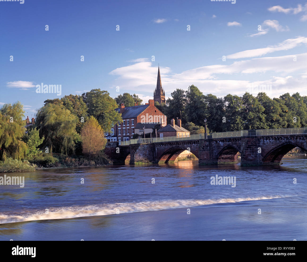 United Kingdom. L'Angleterre. Cheshire. Chester. Vue sur la ville. Pont sur la rivière Dee. Banque D'Images