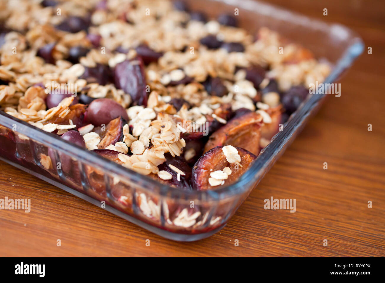 Granola biologique avoine cuit- avec des prunes pour le petit déjeuner Banque D'Images