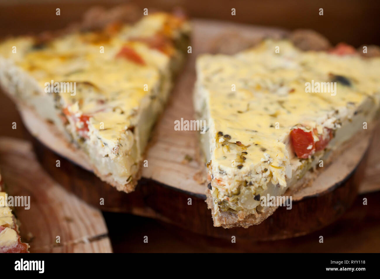 Morceau de tourte aux légumes avec brocoli Banque D'Images