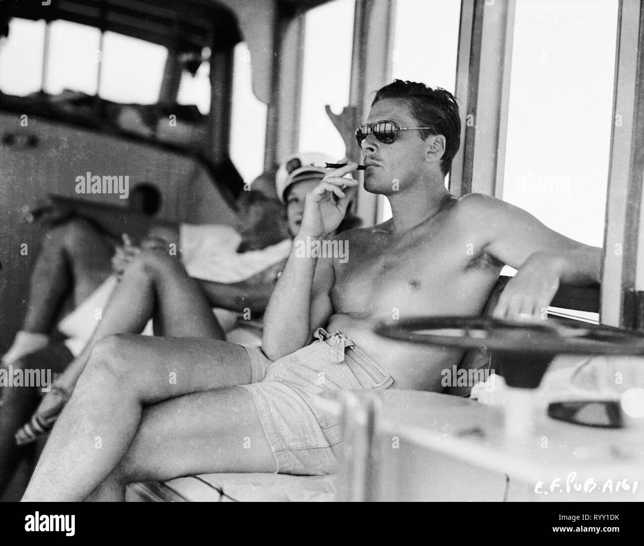 Errol Flynn, à bord d'un voilier avec son épouse, l'actrice française Lili Damita, circa (1938) #  de référence de fichier 33751 894THA Banque D'Images Errol Flynn, à bord d'un voilier avec son épouse, l'actrice française Lili Damita, circa (1938) #  de référence de fichier 33751 894THA Banque D'Images