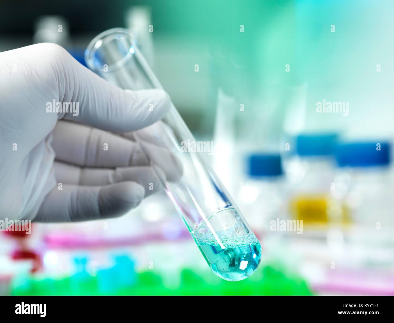 Le mélange et la préparation scientifique une solution chimique dans un tube à essai au cours d'une expérience dans le laboratoire. Banque D'Images