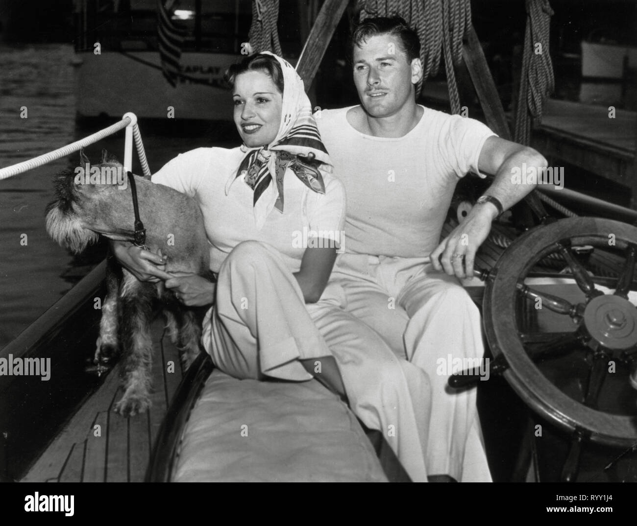 Errol Flynn, à bord d'un voilier avec son épouse, l'actrice française Lili Damita, circa (1942)Le fichier référence #  33751 907 THA Banque D'Images Errol Flynn, à bord d'un voilier avec son épouse, l'actrice française Lili Damita, circa (1942)Le fichier référence #  33751 907 THA Banque D'Images