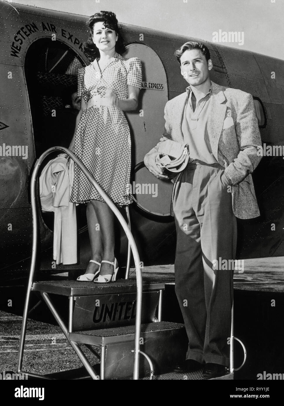 Errol Flynn et sa première femme, l'actrice française Lili Damita de monter à bord d'un avion. Ils se sont mariés à partir de 1935-1942, Vers (1940) #  de référence de fichier 33751 907 THA Banque D'Images Errol Flynn et sa première femme, l'actrice française Lili Damita de monter à bord d'un avion. Ils se sont mariés à partir de 1935-1942, Vers (1940) #  de référence de fichier 33751 907 THA Banque D'Images