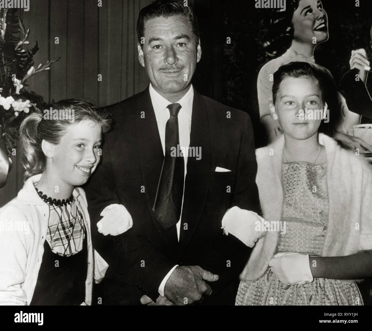 Errol Flynn, avec ses filles, Rory (à gauche) et Deirdre circa (1957) # de référence de fichier 33751_909THA Banque D'Images