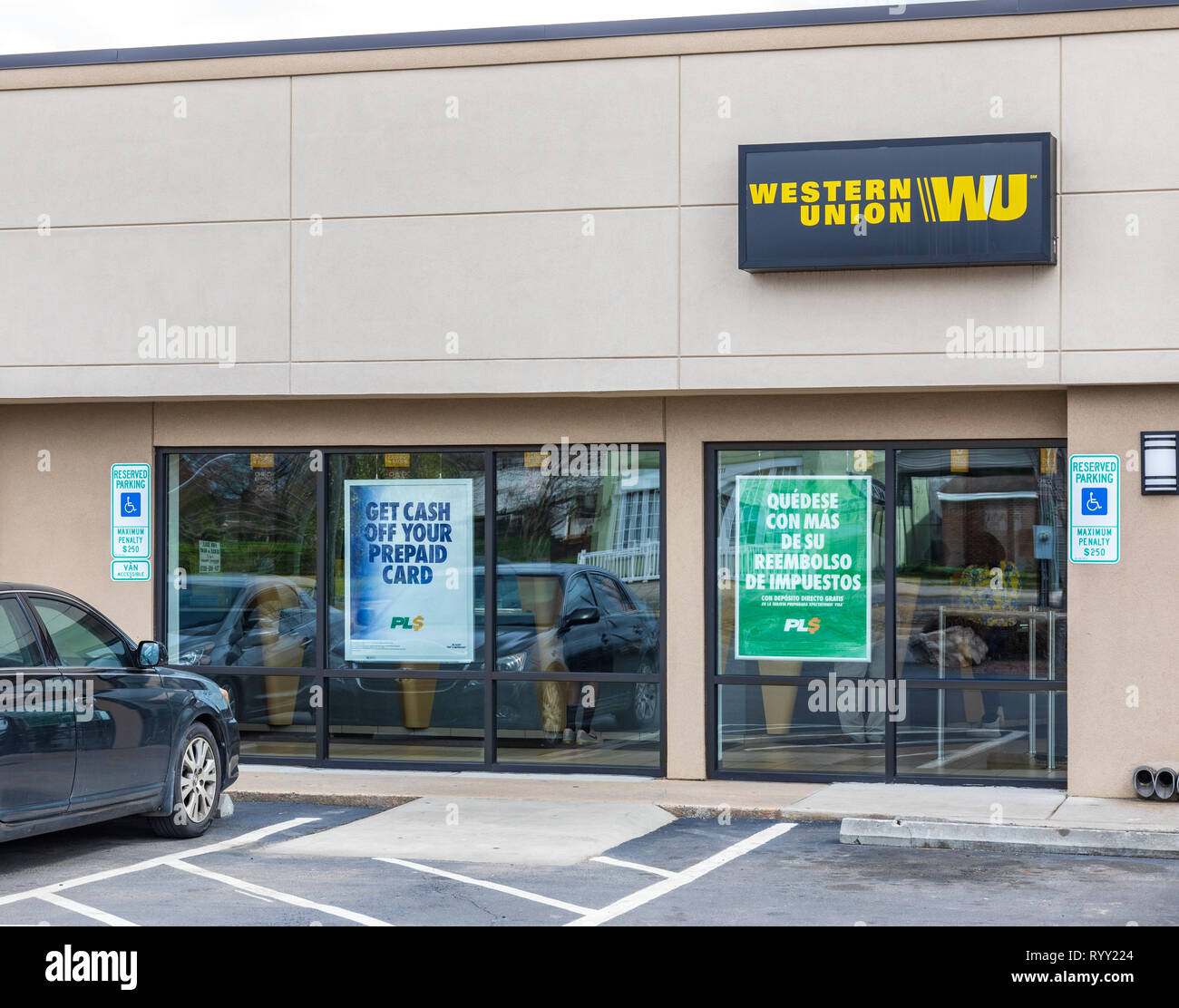 GASTONIA, NC, USA-3/14/19 : un bureau de Western Union, vue horizontale. Personnes visibles à l'intérieur. Banque D'Images