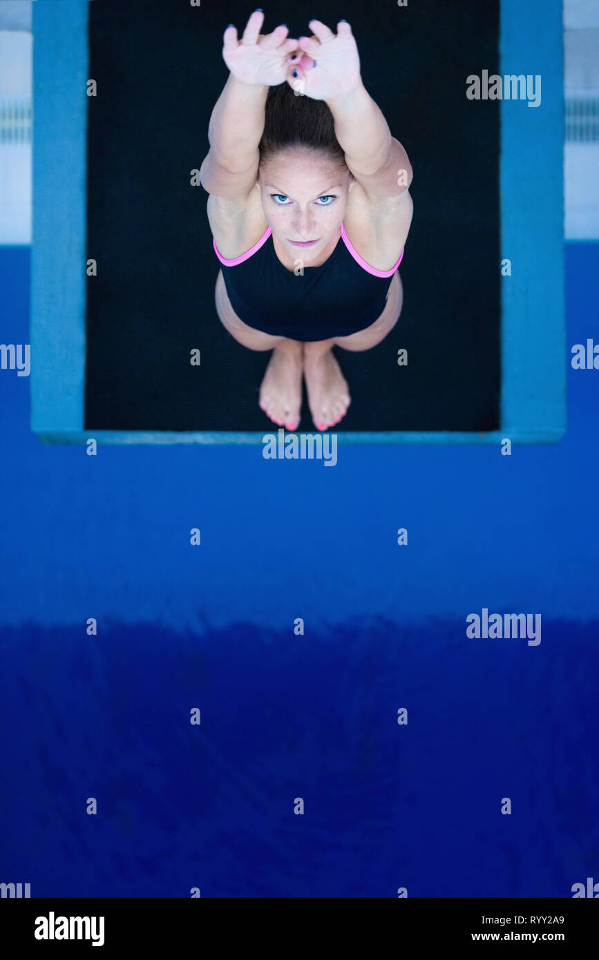 Plongeur femelle sur la plate-forme. Banque D'Images