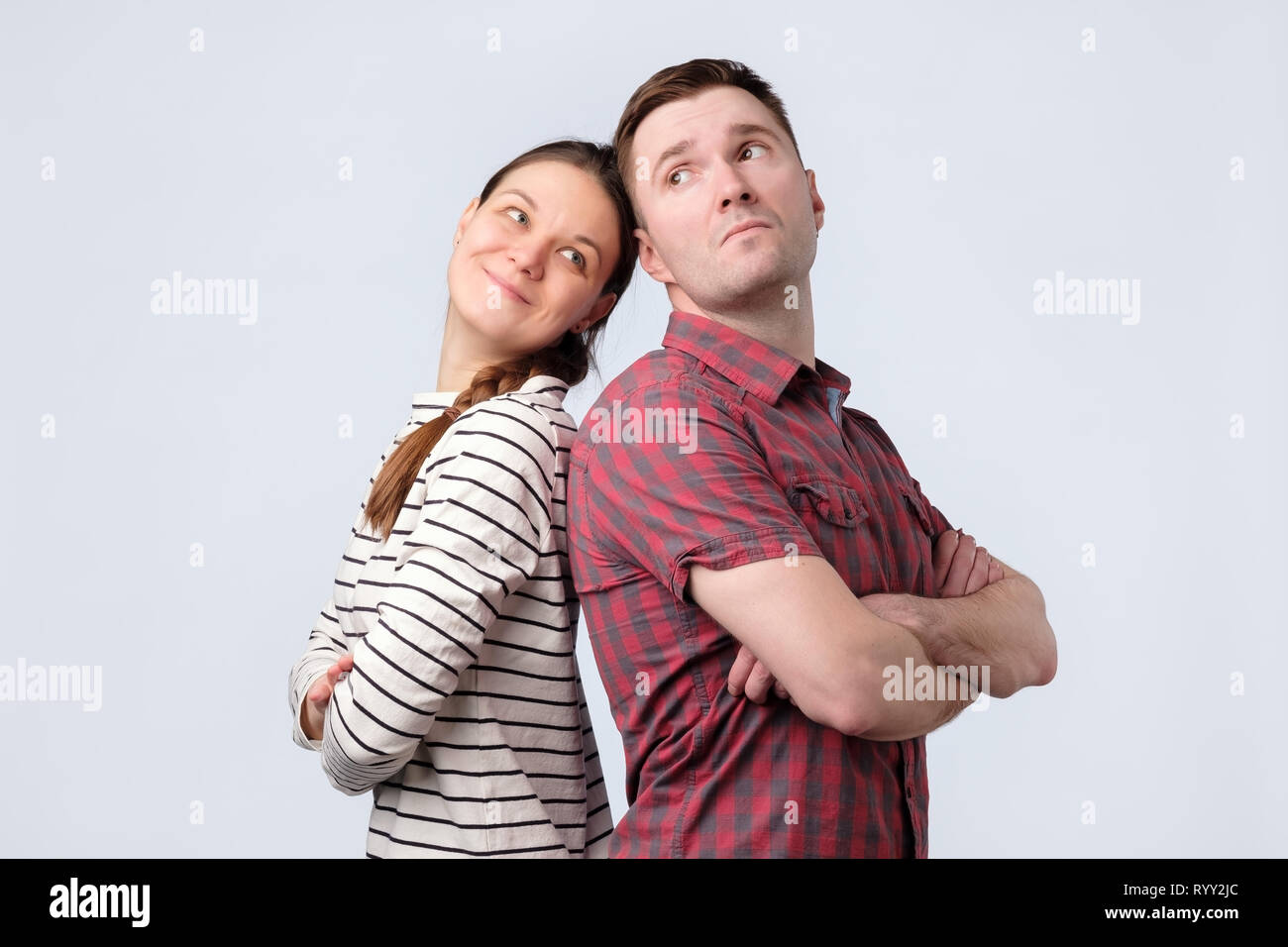Jeune couple européen contre l'arrière-plan gris blanc Banque D'Images