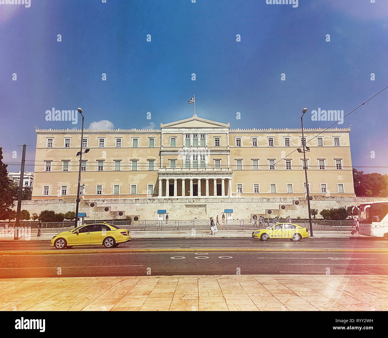 Athènes, Grèce - Octobre 06, 2015. Le bâtiment du Parlement grec à la place Syntagma. Filtre de couleurs lumineuses chaudes. Banque D'Images