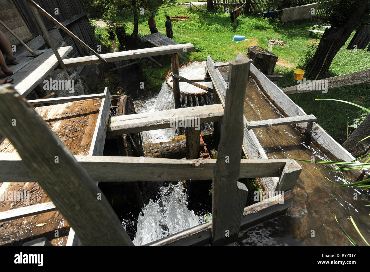 Les lave-linge en bois et construit sur creek à Miercurea Ciuc, en Roumanie. 22 juillet 2009 © Wojciech Strozyk / Alamy Stock Photo Banque D'Images