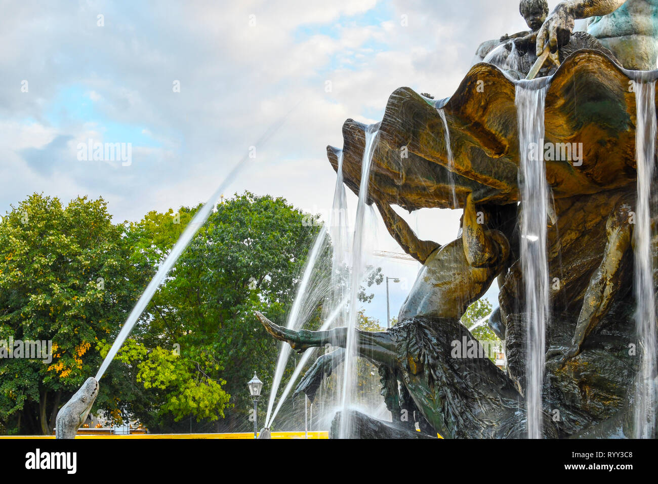 Time Lapse création de solides des cours d'eau à partir d'un tir à la bouche de serpent entourant la jambe d'une satyre sur la Fontaine de Neptune à Berlin Allemagne Banque D'Images