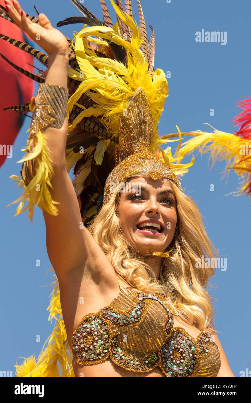 Femme blonde habillé en costume de carnaval. La bataille de fleurs est un  événement qui a lieu le samedi du carnaval. C'est un défilé de chars,  compar Photo Stock - Alamy
