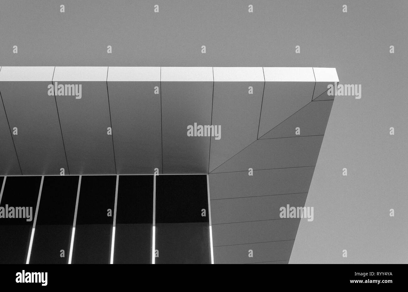 Coin d'immeuble de bureau génériques contre le ciel clair Banque D'Images