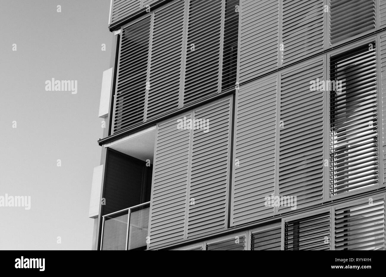 Volets sur l'immeuble contre un ciel ensoleillé Banque D'Images