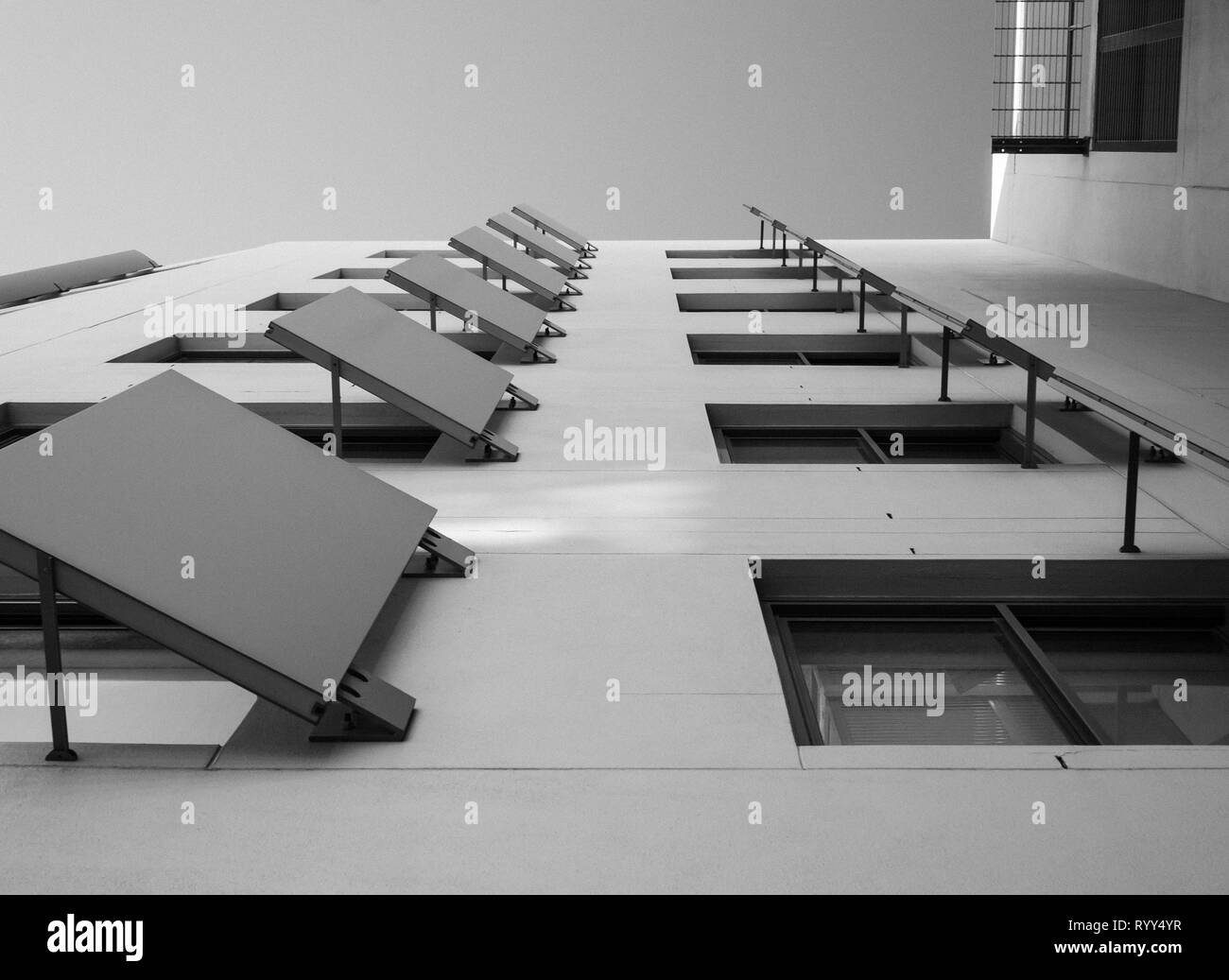 Volets alignés sur un immeuble Banque D'Images