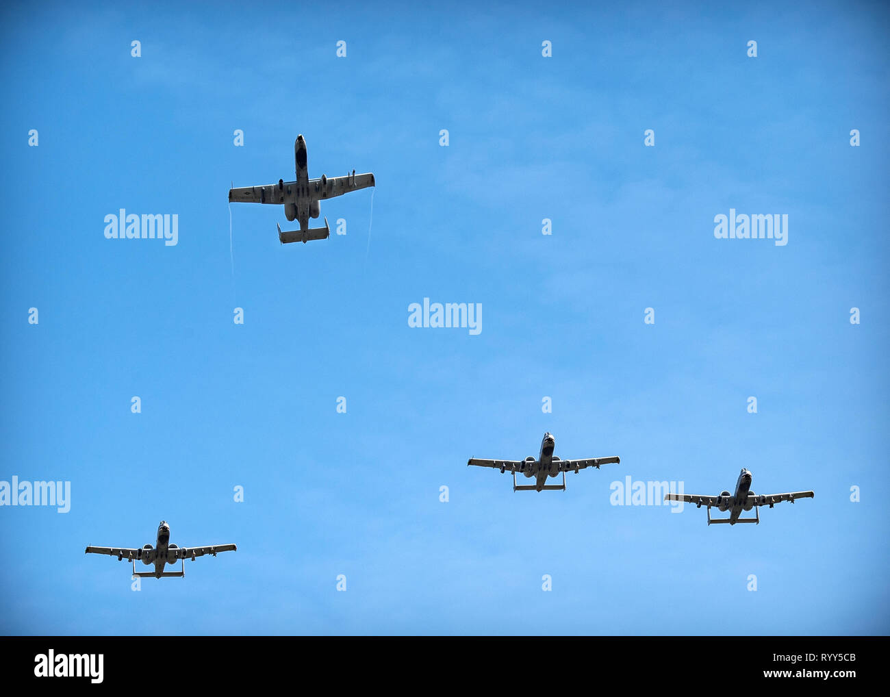 A-10 Thunderbolt II C'est voler dans une formation de l'homme manquant à la célébration de la vie cérémonie à la fin W. Parker Greene, 14 mars 2019, à Moody Air Force Base, Ga, l'événement a été organisé en l'honneur de M. Greene et son soutien inébranlable à Moody, la communauté locale et l'ensemble de l'Armée de l'air pendant plus de 40 ans. M. Greene, un fervent défenseur de l'Armée de l'air et l'un des plus influents leaders militaires, est décédé le 18 décembre 2018. (U.S. Air Force photo par un membre de la 1re classe Eugene Oliver) Banque D'Images