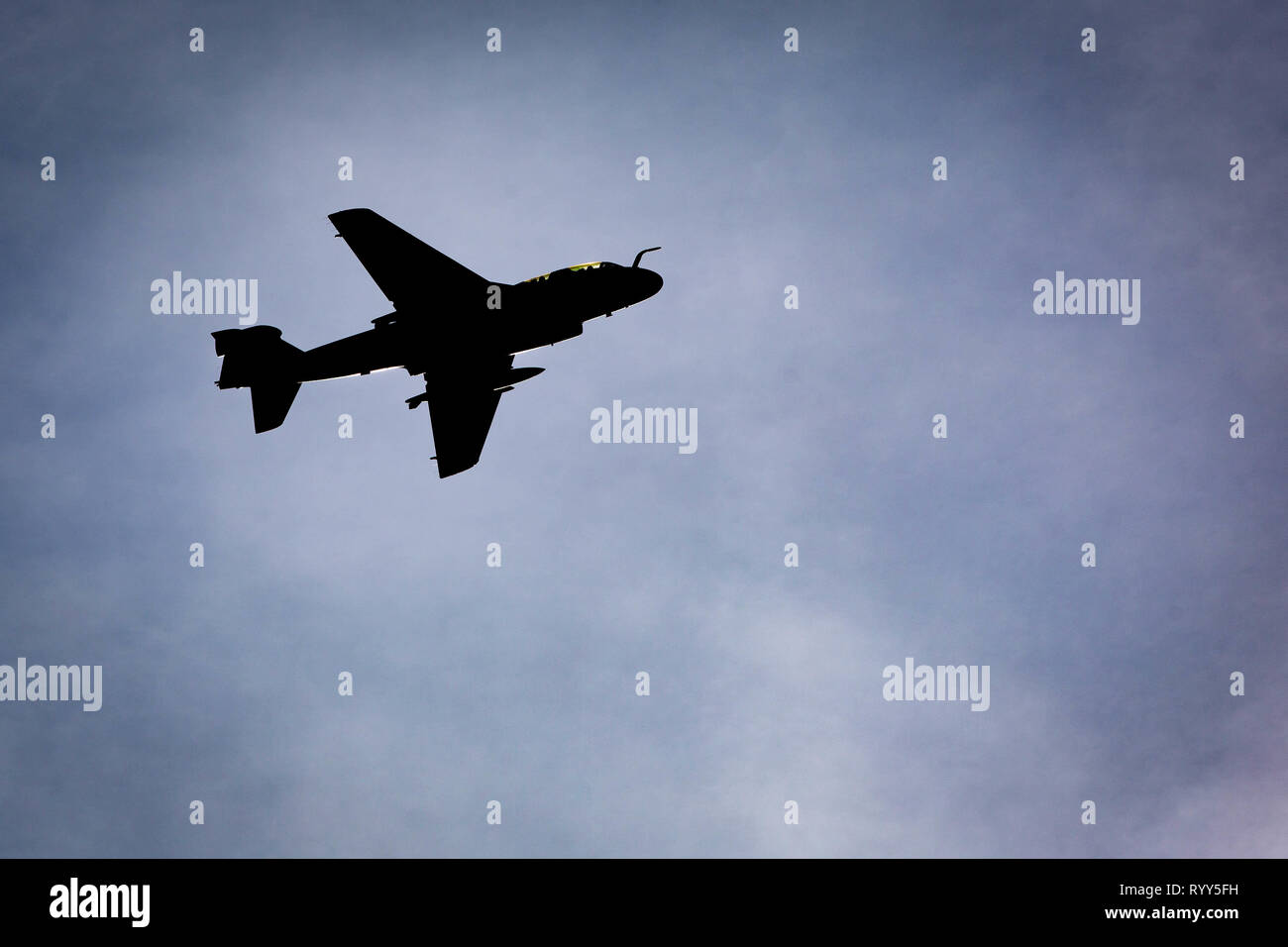Un EA-6B Prowler vole au-dessus de Marine Corps Air Station Cherry Point, en Caroline du Nord, 14 mars 2019. L'aéronef est la dernière Prowler à quitter la Cherry Point et sera affiché au Smithsonian National Air and Space Museum. L'avion a été affecté à l'Escadron de Guerre électronique tactique Marine, Marine 2 Groupe d'aéronefs 14, 2nd Marine Aircraft Wing. (U.S. Marine Corps photo par le Cpl. Cody Rowe) Banque D'Images
