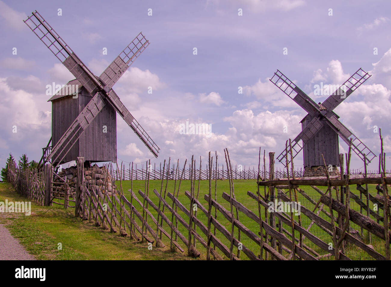 Tréteaux traditionnels moulins à vent Moulin à vent en Angla park sur l'île de Saaremaa en Estonie Banque D'Images