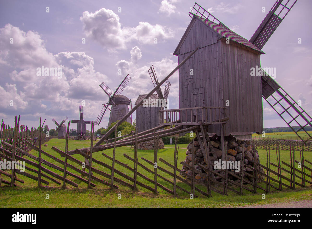 Tréteaux traditionnels moulins à vent Moulin à vent en Angla park sur l'île de Saaremaa en Estonie Banque D'Images