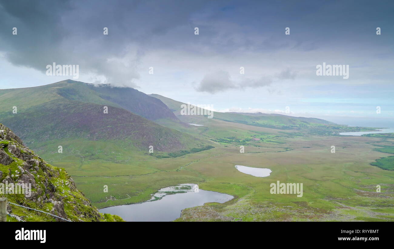 La vue de l'IPAL en Irlande, les grandes montagnes et le ciel bleu presque s'embrasser tout en voyageant Banque D'Images