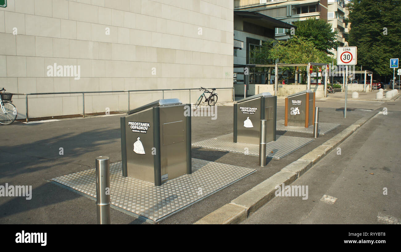 Le tri des déchets en centre-ville, la collecte et l'emballage moderne enterrés Conteneurs, de l'écologie et la nature concept care, journée ensoleillée Banque D'Images