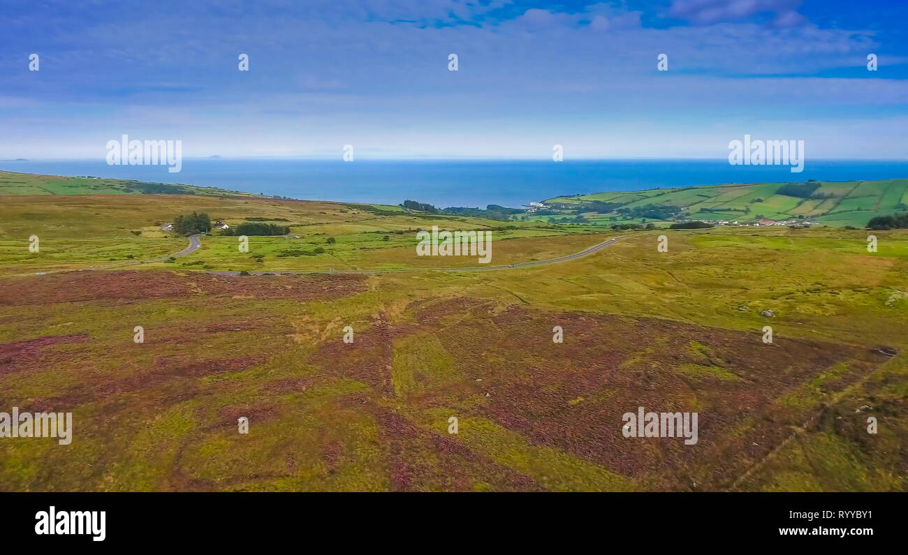 La photo de paysage de la green valley de Cushendun. Cushendall se dresse sur une plage à la sortie de l'Glendun Glencorp et vallées. Banque D'Images