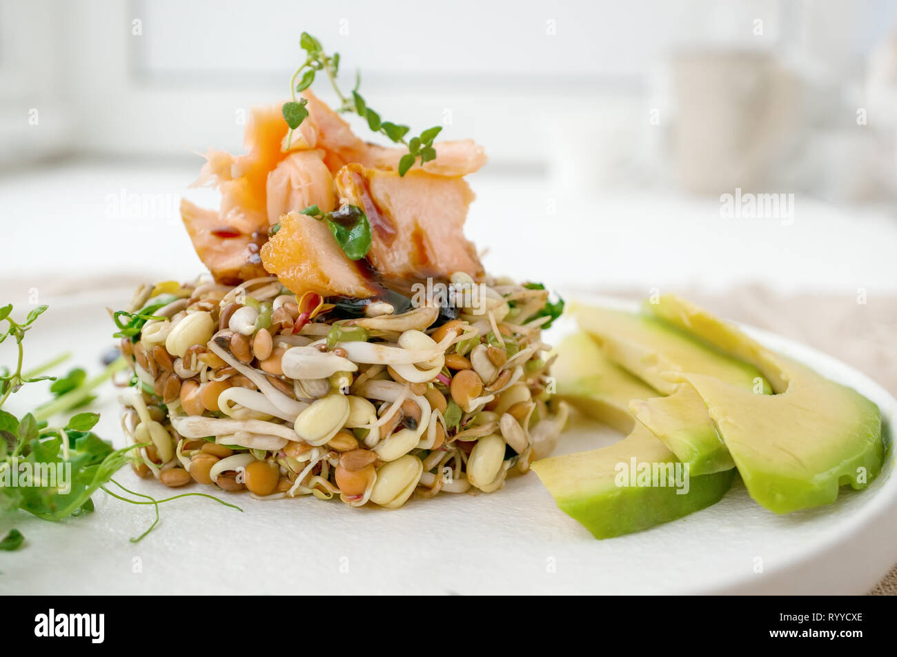 Salade de graines germées, de truites et d'avocat. Concept de l'alimentation macrobiotique. Banque D'Images